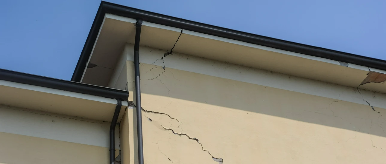 Poważne wady konstrukcyjne elewacji